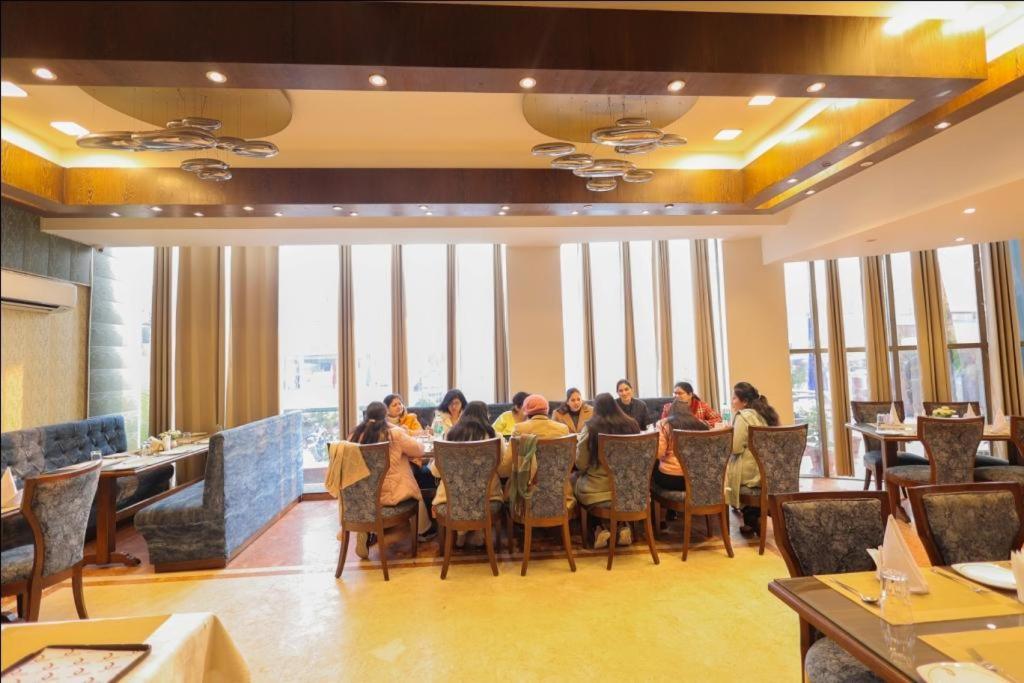 Hotel The Amaris Rishikesh Bagian luar foto